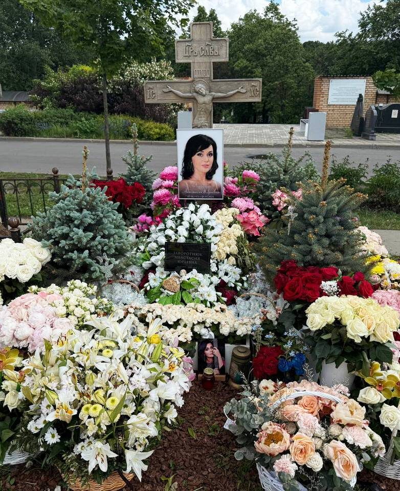    Могила Анастасии Заворотнюк на Троекуровском кладбищеФото VOICE