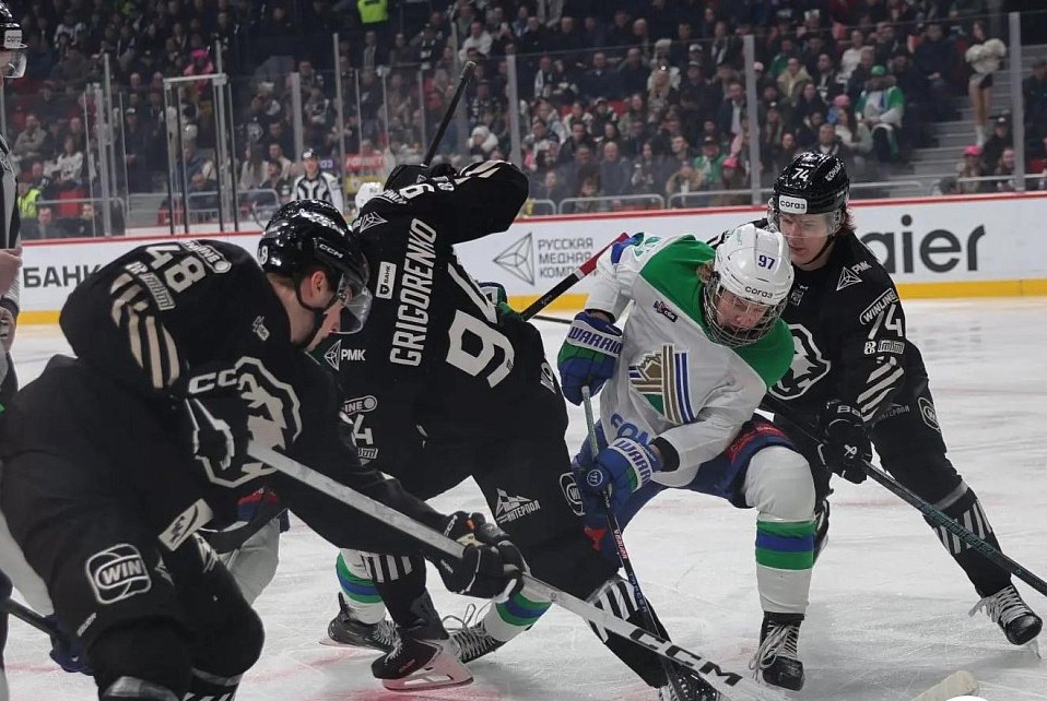 Фото из открытых источников (уфимский форвард А.Жаровский рвётся к воротам "Трактора")