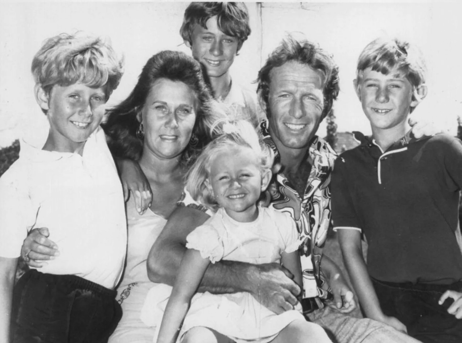 Пол Хоган с первой женой и детьми. Яндекс картинки. 