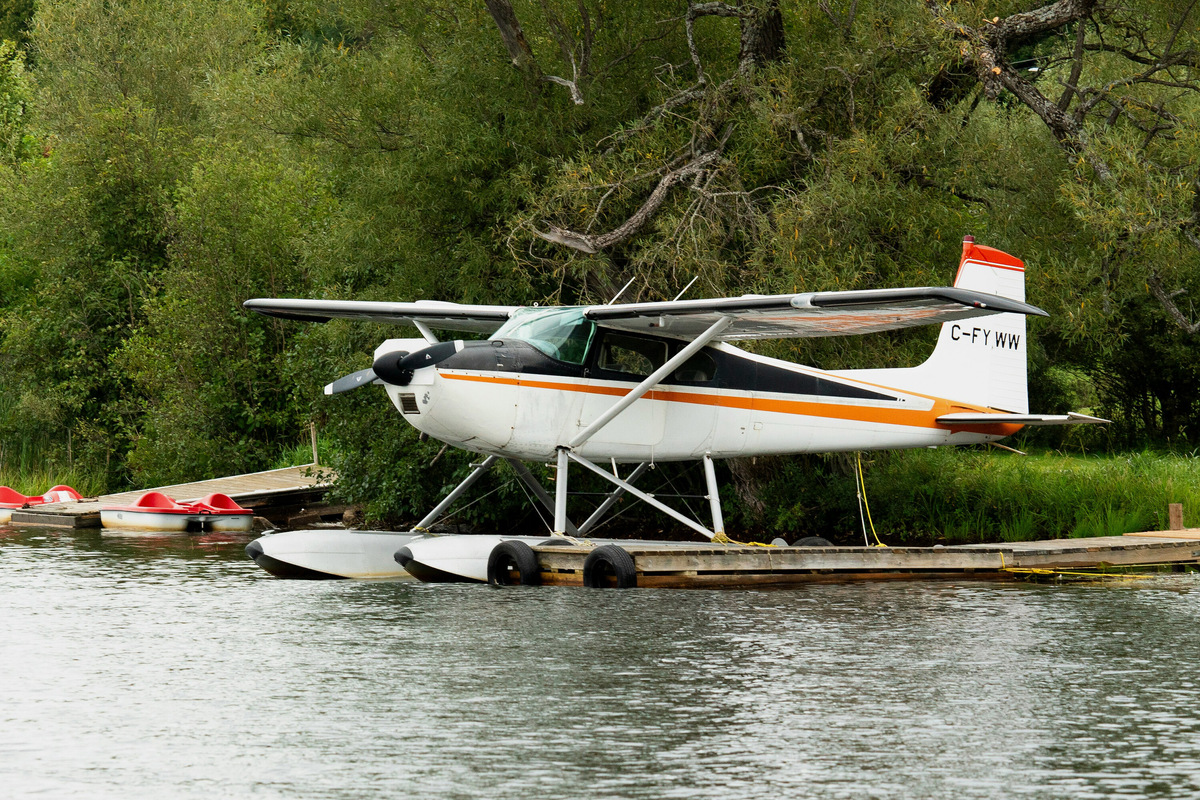 Попасть в гидросамолёт можно как в обычную лодку — просто залезть на него с причала. Фото: 2H Media / Unsplash