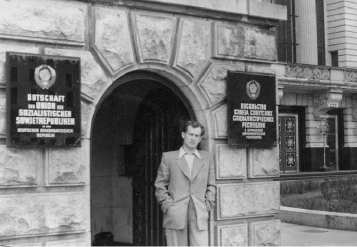 Владимир Захаров, первый секретарь посольства СССР в Лондоне. По заданию Центра следил за британской поп-музыкой. 