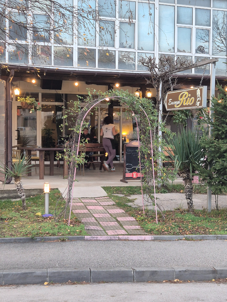 Еще осенью присмотрели кафешечку.