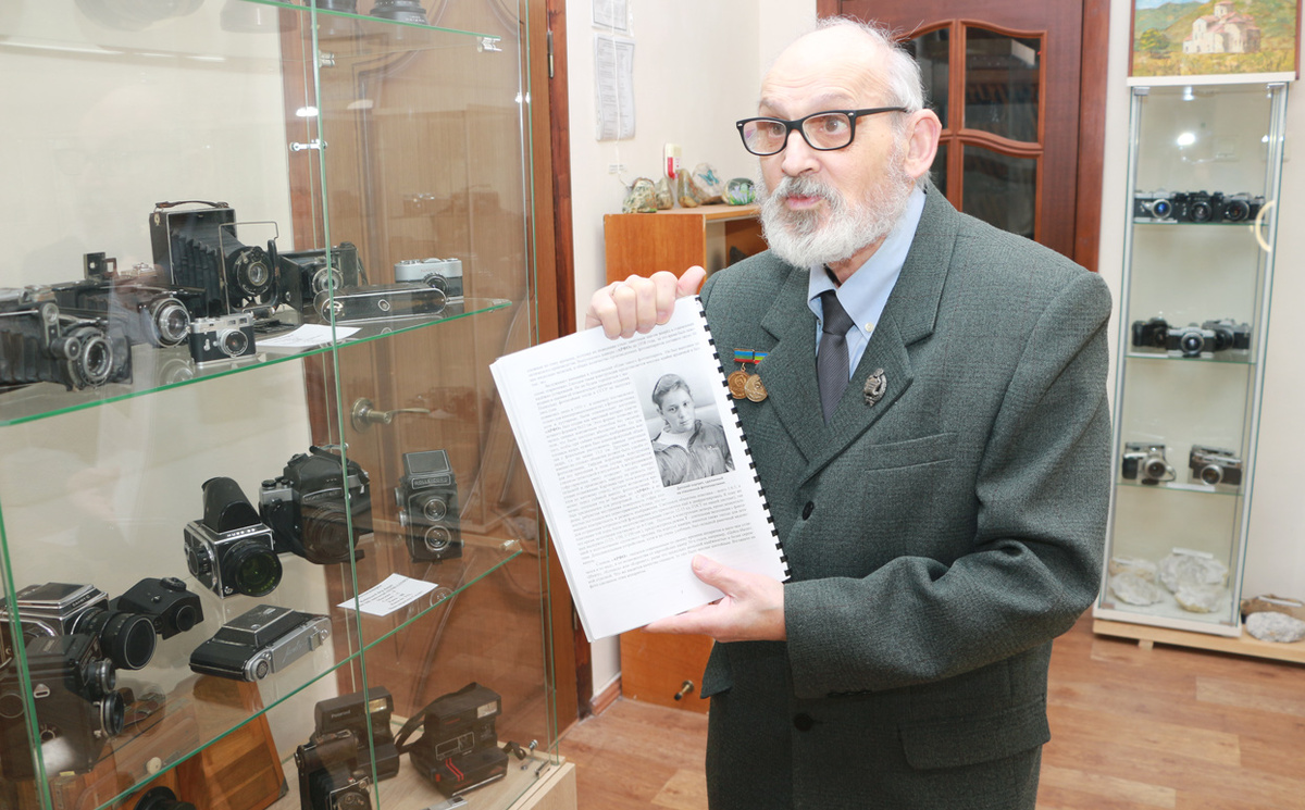 Владимир Романенко проводит экскурсию по своей экспозиции. Фото Евгения КРАТОВА.