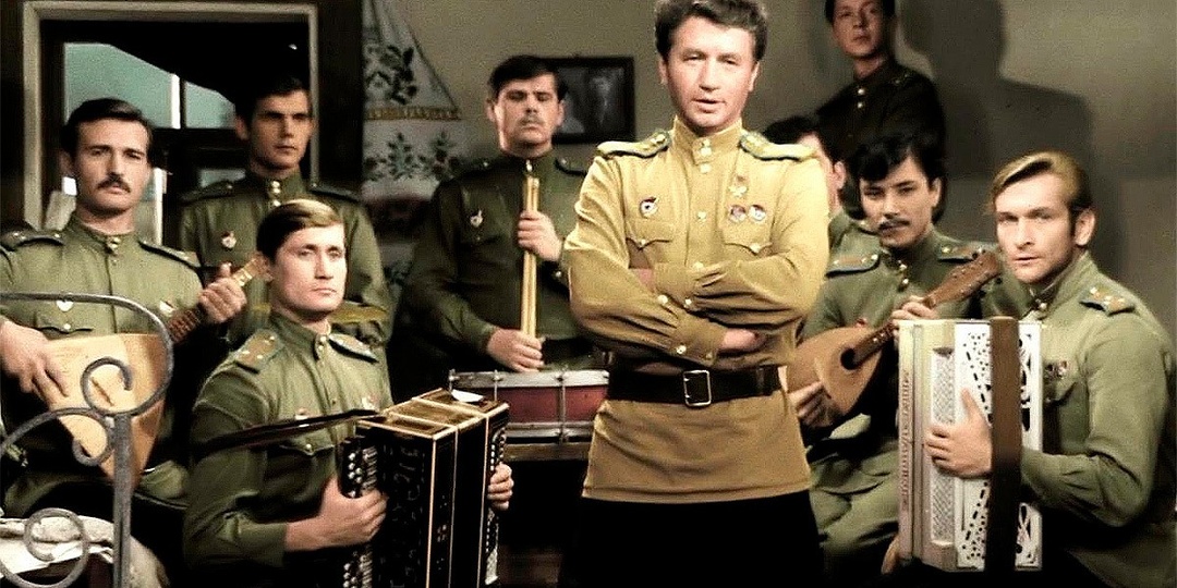 «Поющие в небе и стреляющие на земле»: 10 фактов о фильме «В бой идут одни старики», которые не попали в сценарий