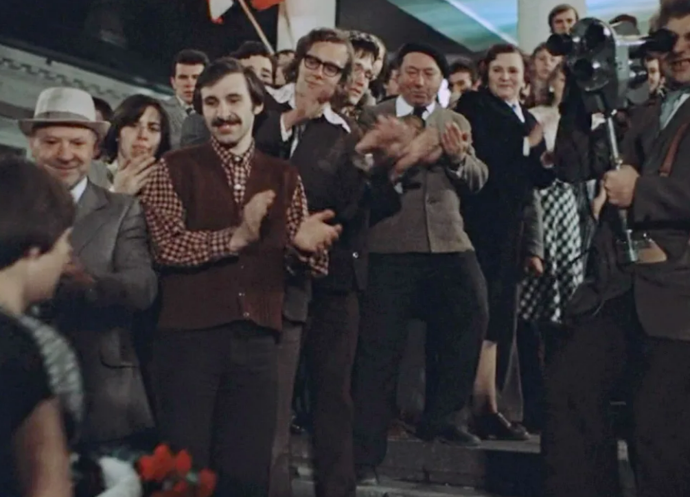 Кадр из фильма "Москва слезам не верит": встреча артистов 