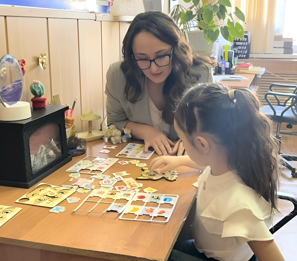 Маргарита Шидакова проводит индивидуальную работу с учениками начальных классов