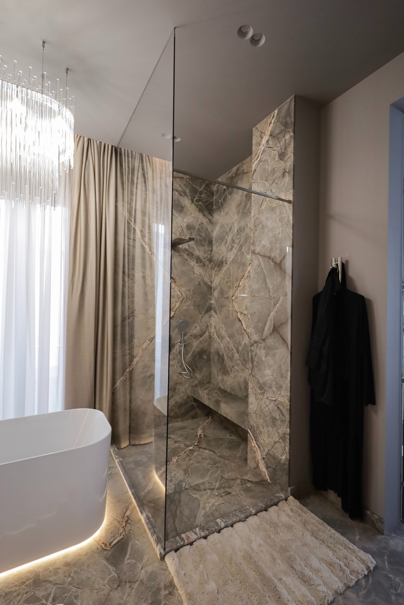 Перегородка из остветленного стекла в душевой.