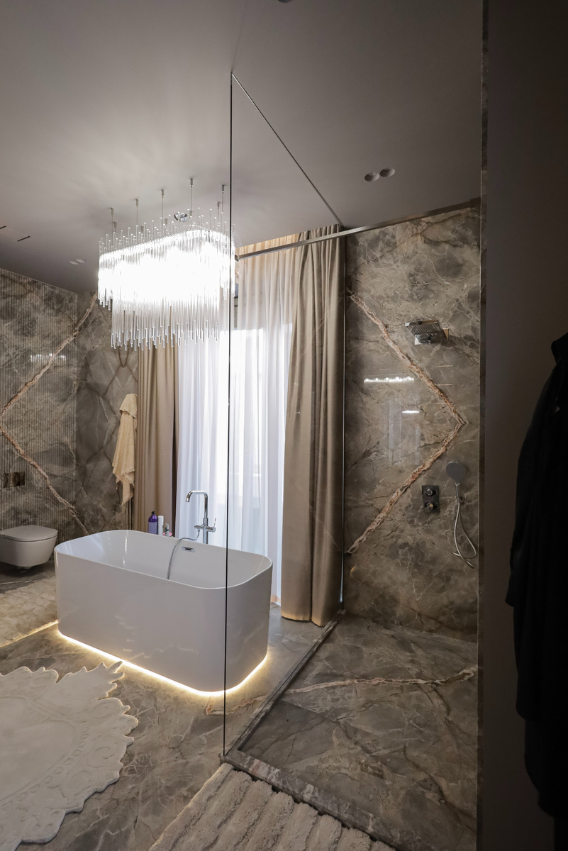 Стеклянная перегородка для душа.