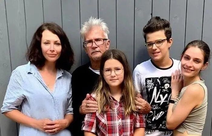 Екатерина Волкова и Эдуард Лимонов с детьми.