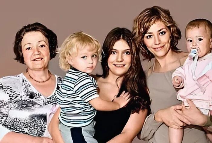 Екатерина Волкова с мамой и детьми.