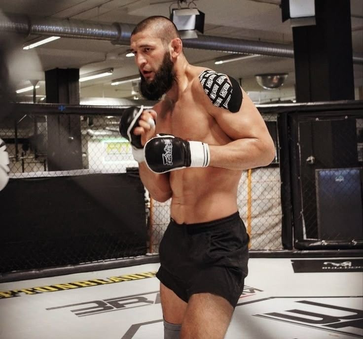 Но Хамзат – не россиянин, он представлял Швецию, а теперь – ОАЭ»

Алан До Насименто, тренер Хамзата Чимаева, рассказал, может ли он подраться в Белом доме.

«Мы ждем, какое решение примет UFC. Мы слышали много предположений о том, что россиянам не разрешат драться в Белом доме.

В любом случае он больше не россиянин. Он всегда представлял Швецию, а теперь – ОАЭ. Поэтому претендовать на выступление на турнире UFC в Белом доме будет проще», – сказал До Насименто.