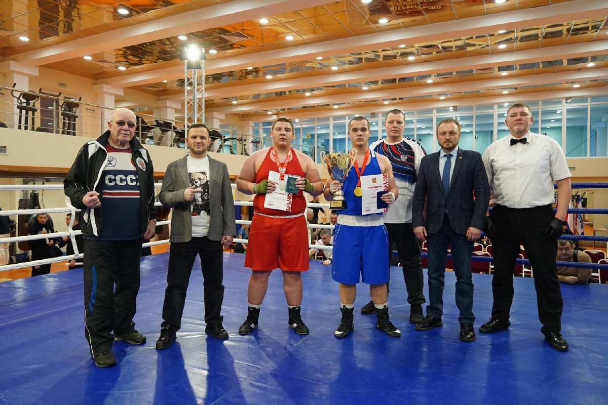 С 16 по 22 марта спортсмены выступят на первенстве ЦФО в Костроме. Там они поборются за возможность принять участие в первенстве России, которое пройдет в Калининграде со 2 по 14 мая.  
 
Региональный турнир в Одинцово провели с 9 по 14 февраля при поддержке АО «ОХК «Уралхим» и по государственной программе «Спорт России».В соревнованиях участвовали 118 боксеров из 33 муниципалитетов Подмосковья. Турнир объединил сильнейших юниоров 17–18 лет.  
 
Золотые медали завоевали: Спартак Петросян (48 кг, Королев), Дмитрий Глазков (51 кг, Ногинск), Дмитрий Кравцов (54 кг, Ногинск), Ибрагим Гасанбеков (57 кг, Нахабино), Муслим Орипов (60 кг, Одинцово), Давид Карабабаев (63,5 кг, Чехов), Максим Кочмин (67 кг, Луховицы), Иброхим Рахманов (71 кг, Мытищи), Андрей Салий (75 кг, Чехов), Владислав Герасимов (80 кг, Подольск), Арсений Никифоров (86 кг, Ногинск), Никита Громов (92 кг, Подольск) и Андрей Серебряков (+92 кг, Ногинск).📷    Фото: пресс-служба Министерства физической культуры и спорта Московской области
