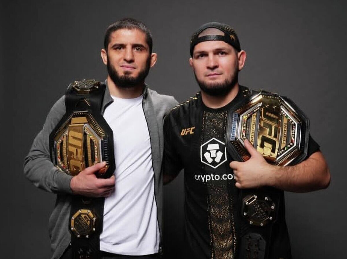    Ислам Махачев и Хабиб Нурмагомедов | © Соцсети бойцов ММА