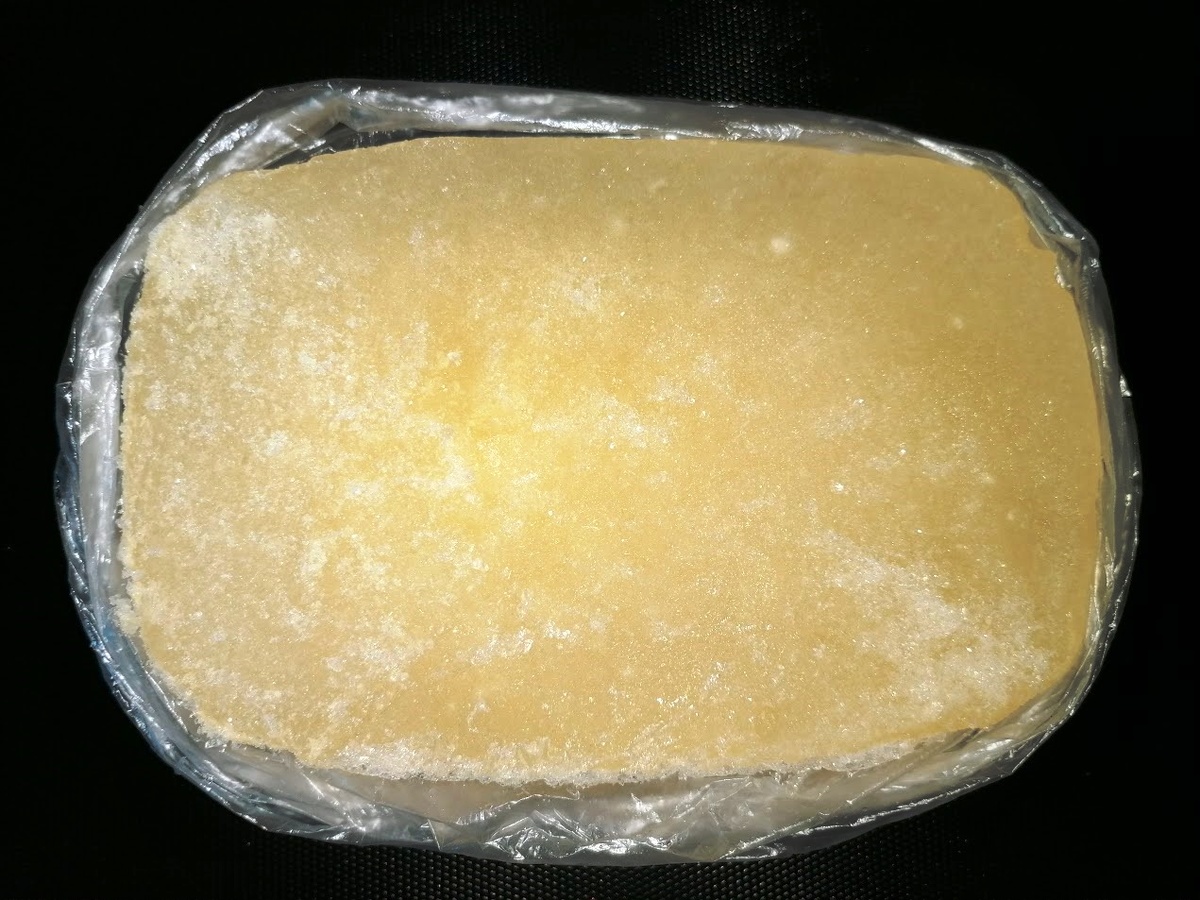 Замороженный в контейнере бульон (был переложен в пакет после заморозки). Фото автора