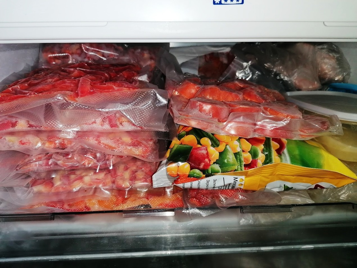 Перец и подмидоры в моей морозильной камере. Фото автора