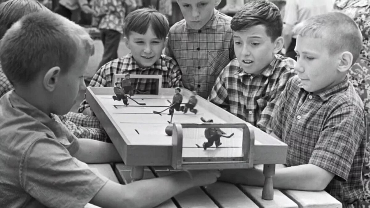 Старая разновидность настольного хоккея. Фото из открытых источников.