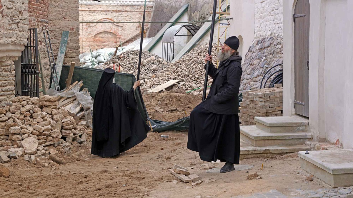 В этом году Великий пост начинается 23 февраля, а заканчивается 11 апреля. 12 апреля православные отметят Пасху. По-моему, это отличный повод отправиться в монастырь