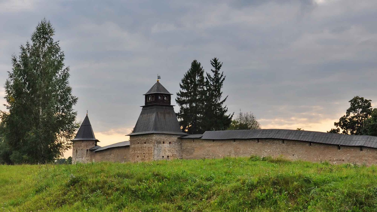 История Псково-Печерского монастыря началась с небольшой пещерной церкви, которая была выкопана в холме из песчаника на западных рубежах Руси. В итоге вокруг выросла настоящая крепость. Псково-Печерский монастырь в XVI-XVII веках осаждали польско-литовские войска, французские наемники и шведские войска. Листайте галерею, чтобы увидеть еще фото