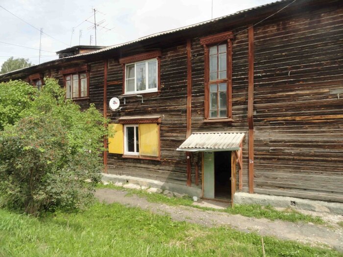 Бараки и жильё в аварийном состоянии управляющие компании не хотят содержать и обслуживать даже летом / фото: Vostok.Today