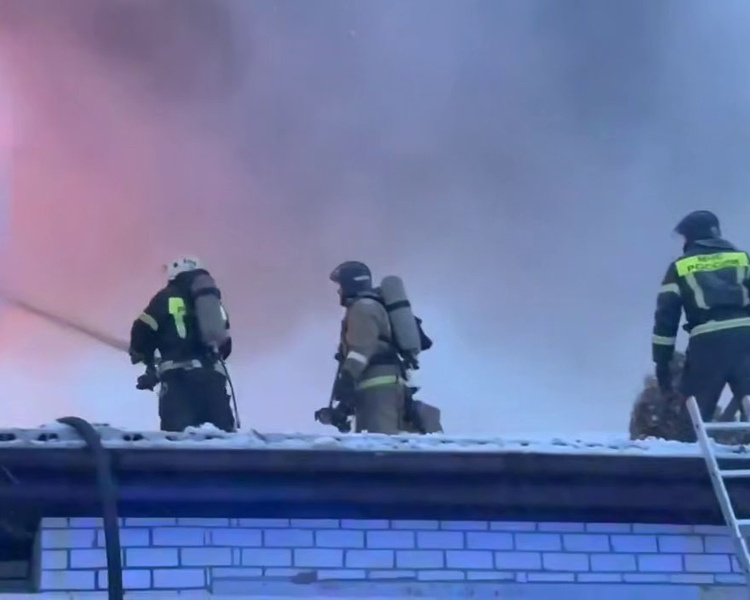     В Курске тушат пожар в двухэтажном доме Железнодорожного округа
