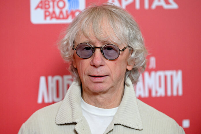    Александр Укупник, известный своим ярким образом и историей со съеденным паспортом, сегодня исследует границы музыкального творчества с помощью нейросетей. novostix