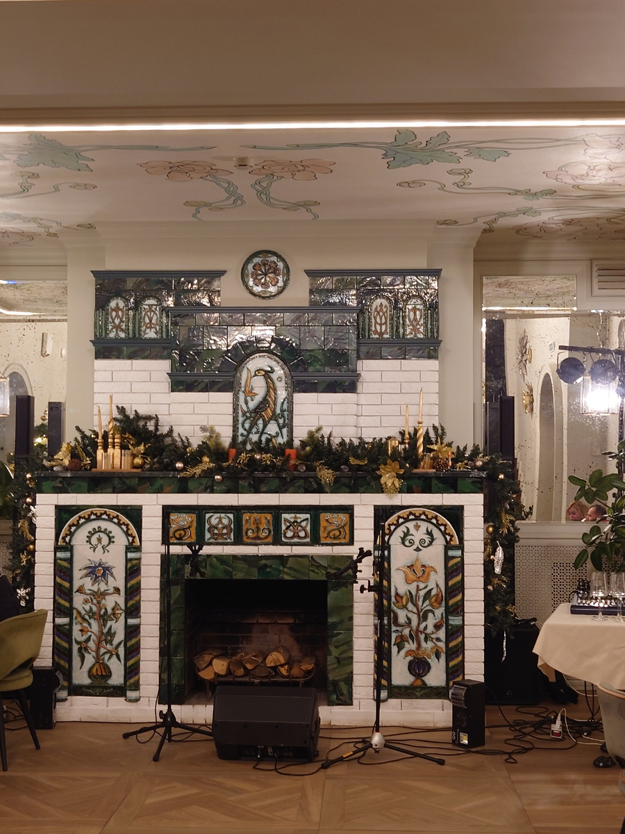 Камин с почти врубелевскими изразцами 