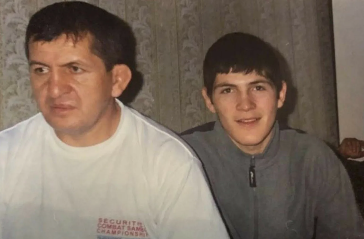 Источник фото: https://www.championat.com/boxing/news-4073501-retro-foto-vospitanie-habiba-i-stanovlenie-chempiona-foto-zhizni-abdulmanapa-nurmagomedova.html