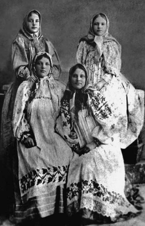 Девушки Сапожковского уезда в праздничных нарядах. Начало 20 века. Фото из коллекции Сапожковского краеведческого музея.