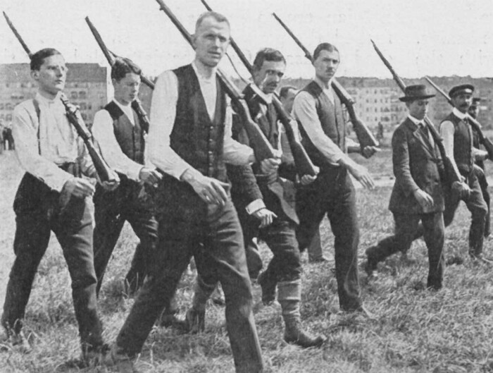 Изначально термин «волонтер» применялся лишь к солдатам-добровольцам