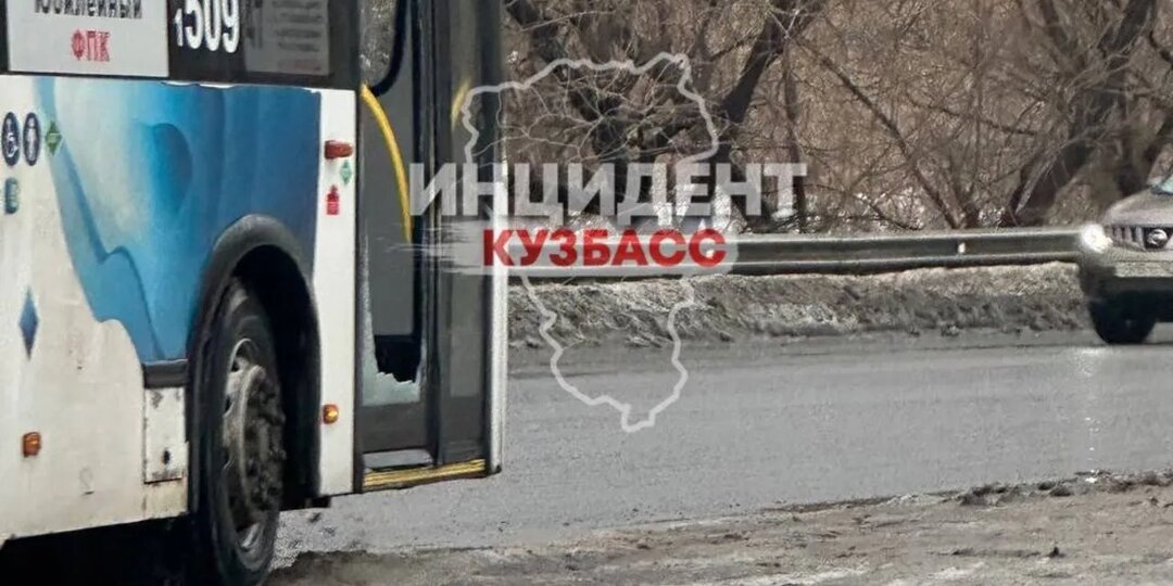 В Кемерове пассажир вылетел из автобуса через разбившееся окно