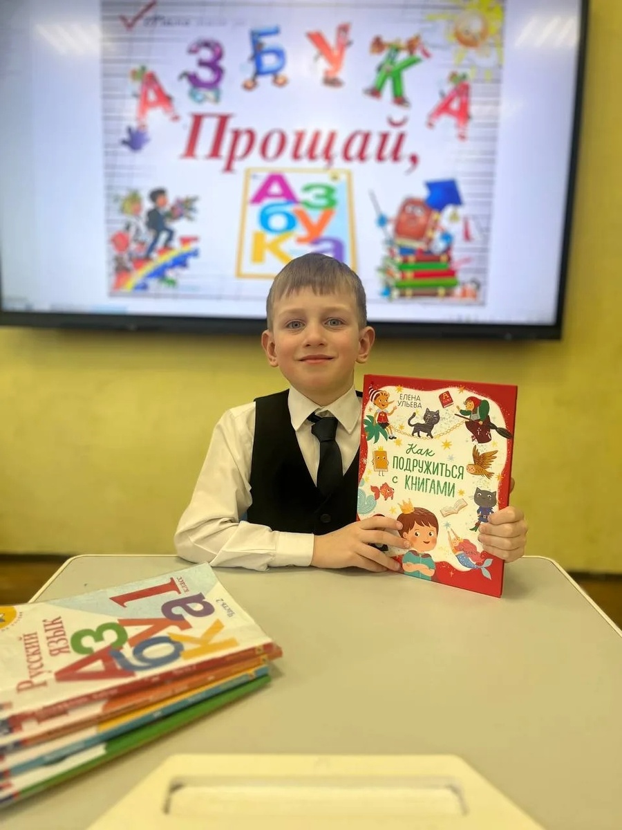 Смешной такой) Челку опять сам себе подстриг🙈