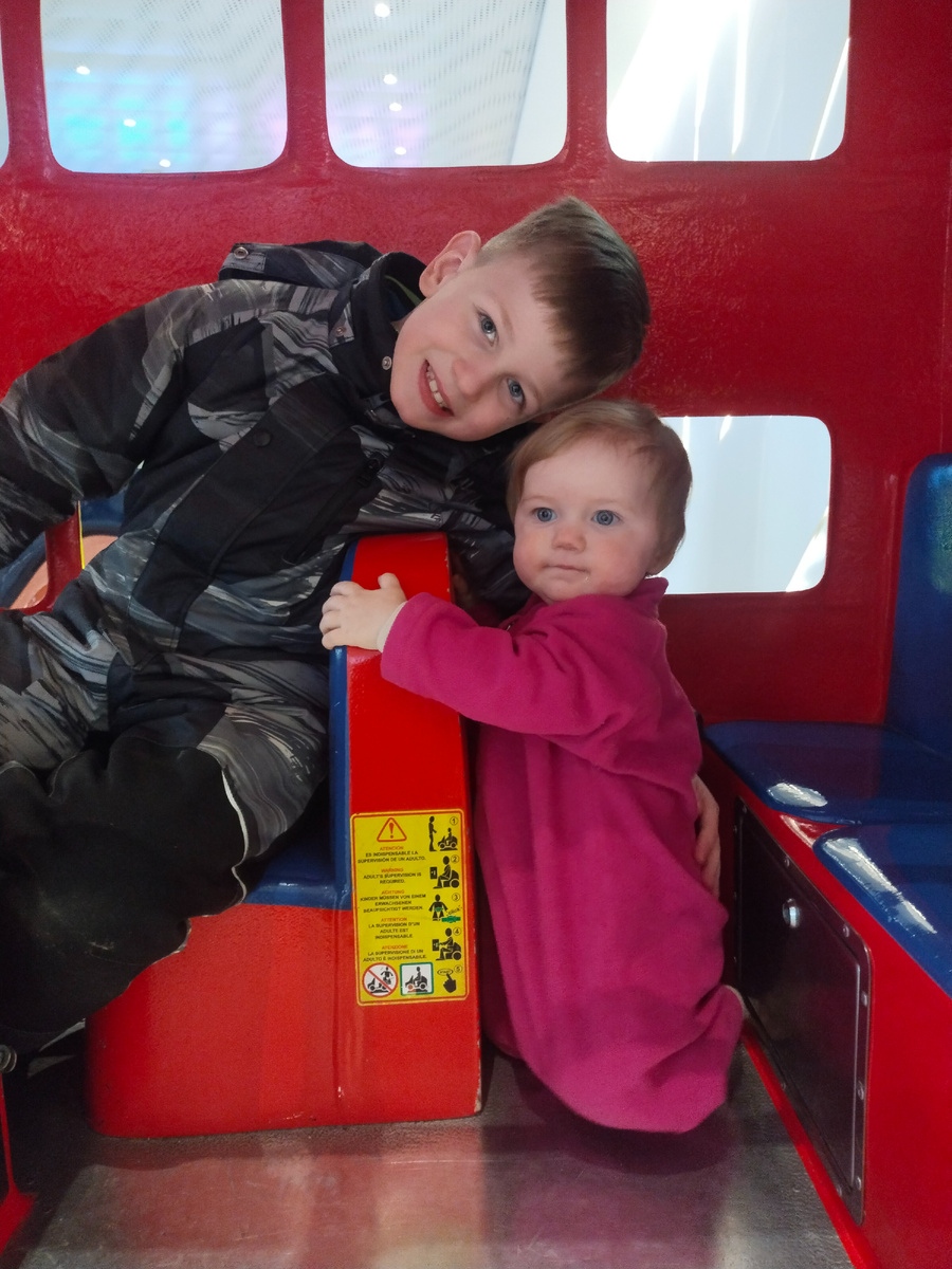 Вроде уже не малыш, а вроде и малыш)