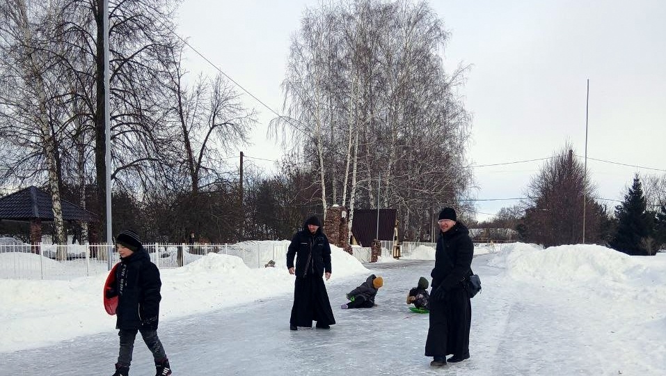 В гости к детям с угощением