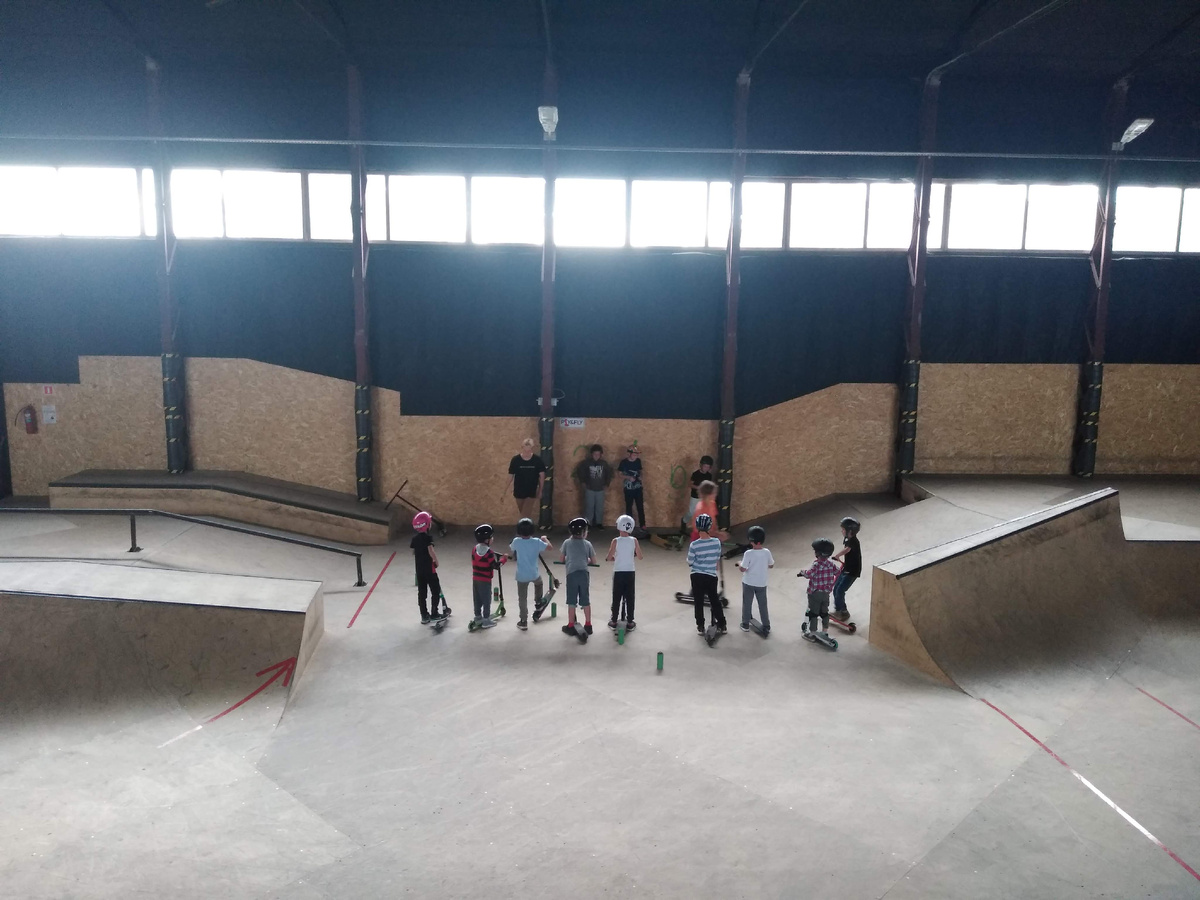 Денис - крайний справа