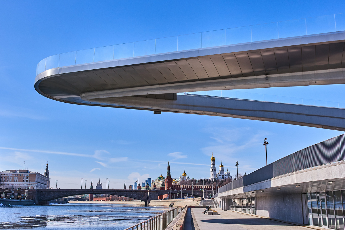 Парящий в воздухе пешеходный мост в парке «Зарядье», Москва. Источник: Shutterstock