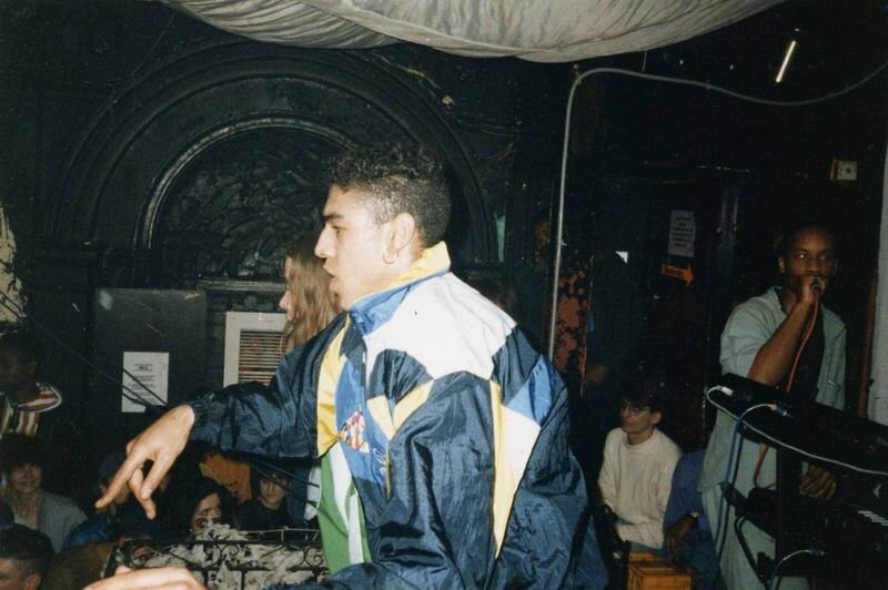 Здесь и далее, будут использованы фотографии с книги Лироя Торнхилла "Мои безумные десять лет в группе" 