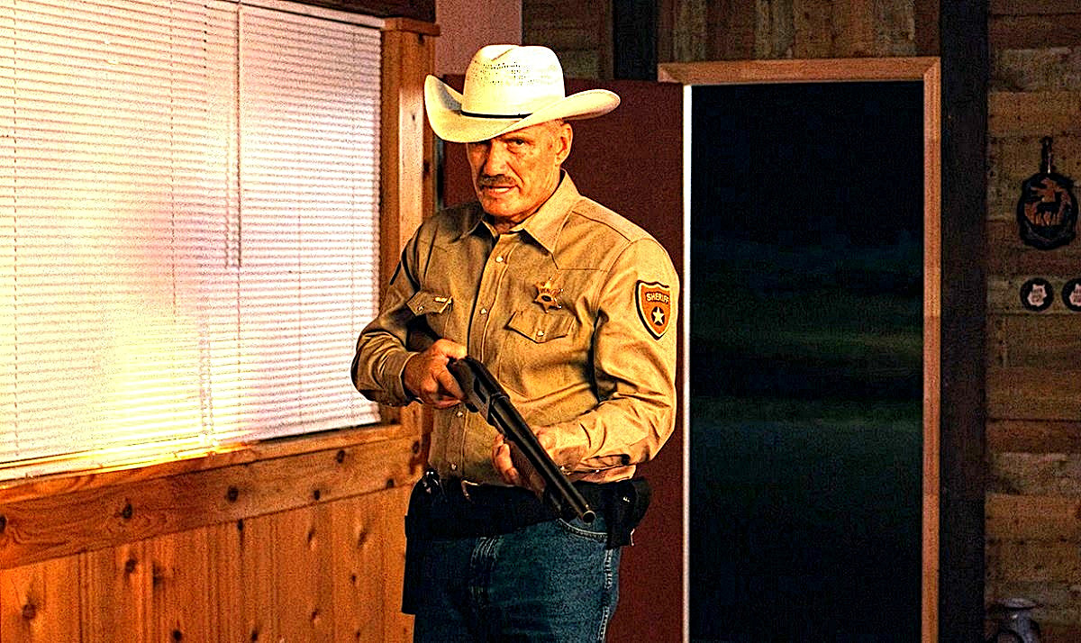 Пока всякие там Володьки зачем-то сбривают усы, Дольф Карлович Лундгрен себе их бережно отращивает. 