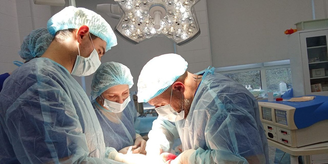 Врачи Приморья избавили пациента от килограммовой опухоли надпочечника