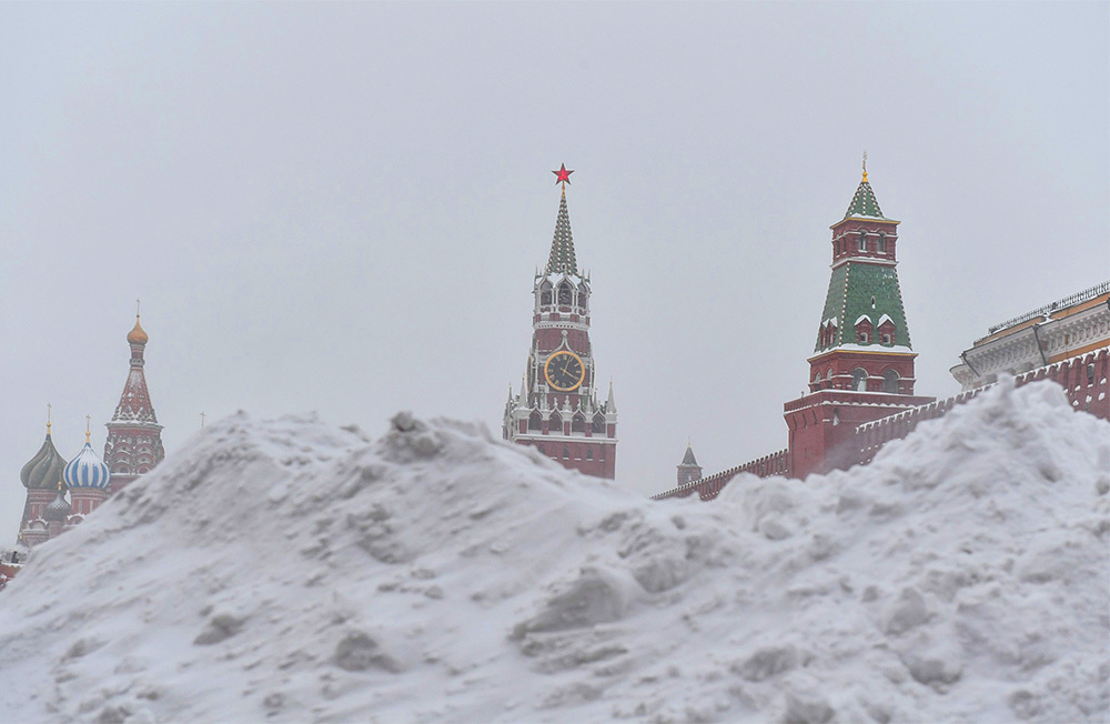     Январский снегопад в столице стал сильнейшим почти за 70 лет. В Москве был объявлен «желтый» уровень опасности. Коммунальные службы столицы всю зиму работают в усиленном режиме. В снегопад на дороги выходят до 10 тысяч единиц снегоуборочной техники. После аномального январского снегопада в Москве установился снежный покров высотой несколько десятков сантиметров.    
 Фото: Сергей Киселев/АГН «Москва»