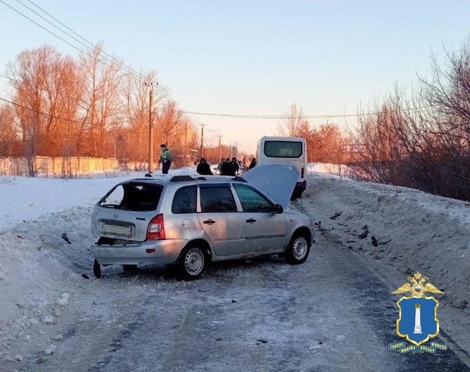    В ДТП в Железнодорожном районе Ульяновска пострадал водитель легковушки. Фото: Госавтоинспекция УО