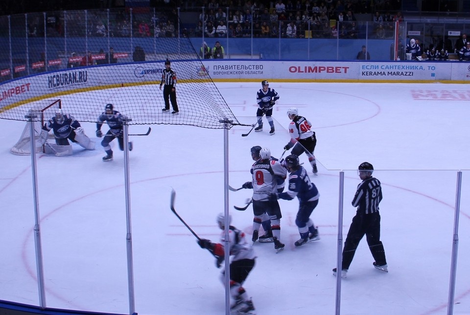    Многие хоккеисты «Бурана» уже подыскивают себе другие клубы. Алексей СЕРГУНИН