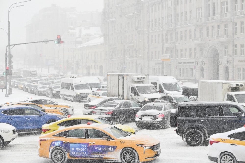    Возможны заносы, ухудшение видимости и осложнение дорожной обстановки. Снегопад в Москве. 19 февраля 2026 г. Фото: РИА Новости/ Григорий Сысоев