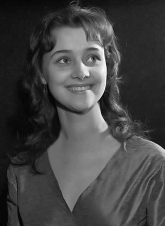 Людмила только закончила школу