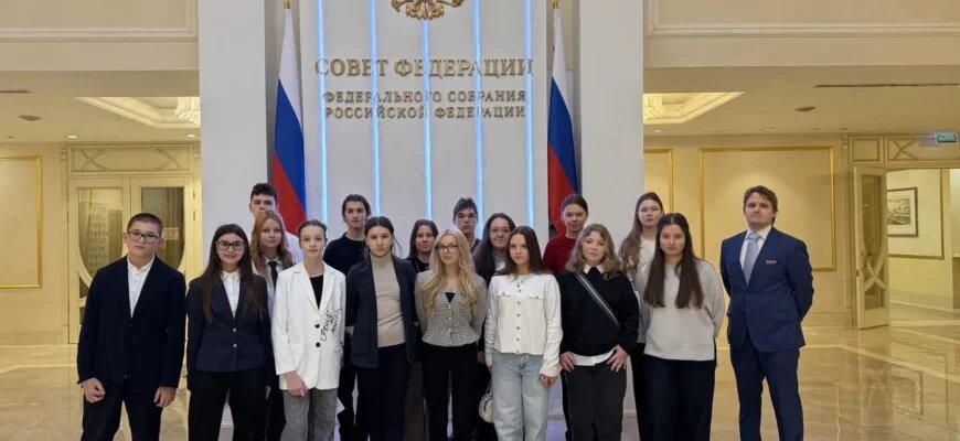    Домжуровцы вместе с Георгием Мезенцевым пришли в Совет Федерации на экскурсию Дарья Петровская