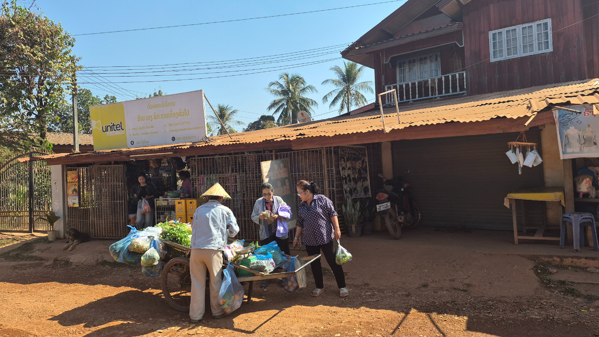 Уличные торговцы в Лаосе везде, все всюду что-то продают