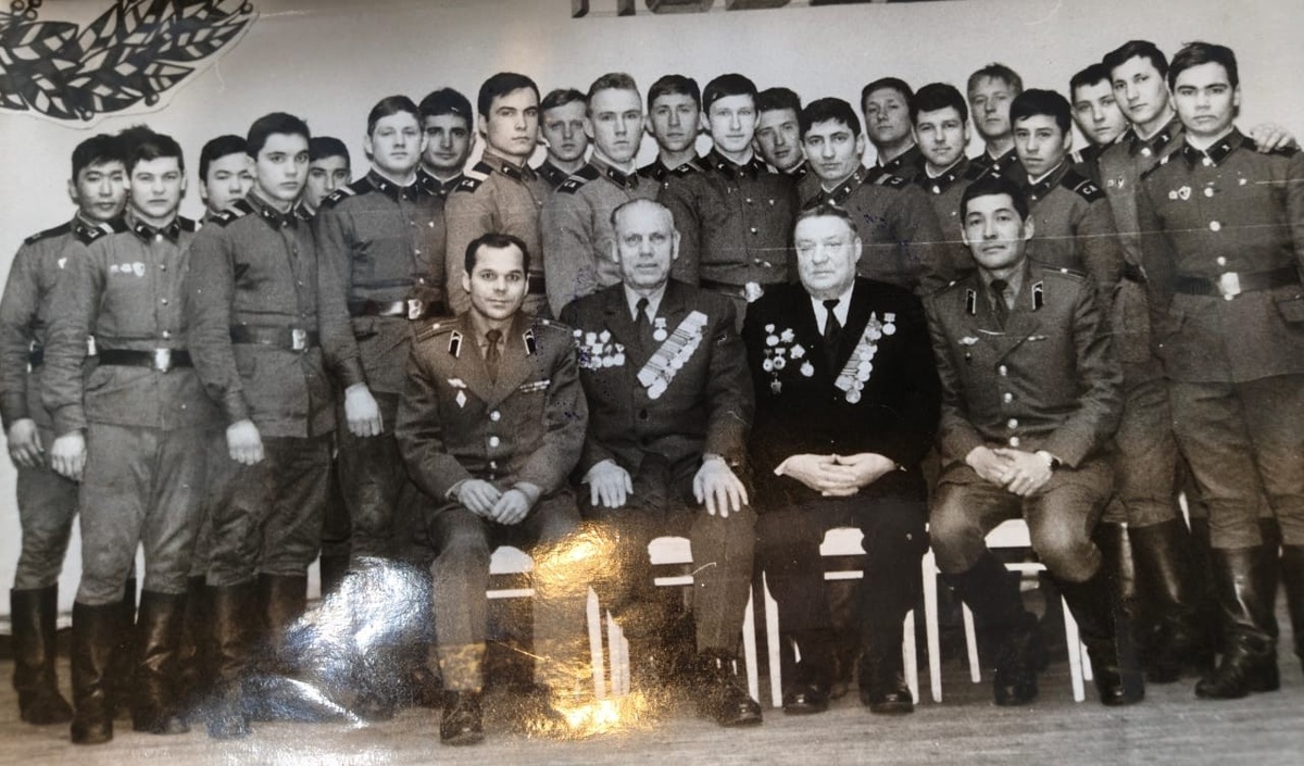 Встреча с  ветеранами ВОВ. Кунгур. 1985  год.  И я тут.