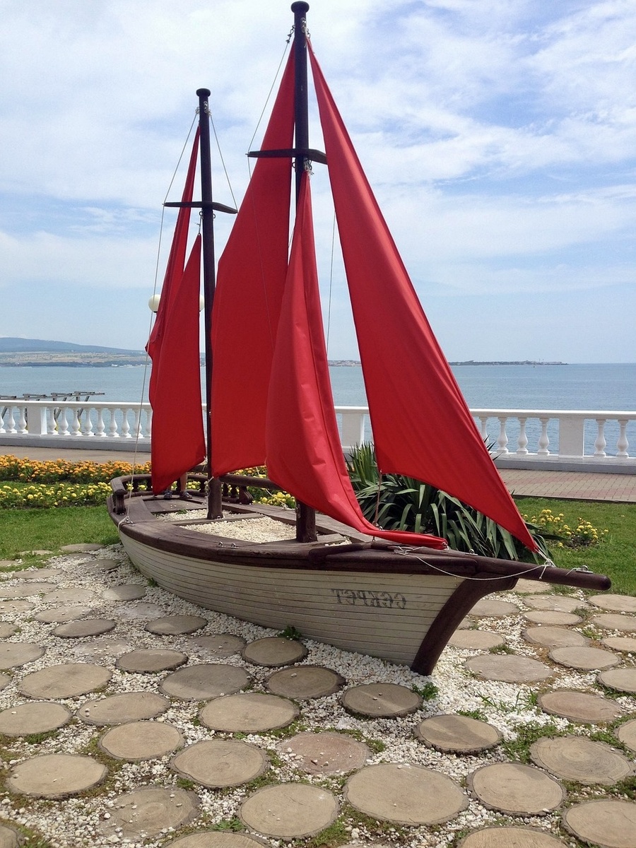 Центральный пляж. Парусник секрет .