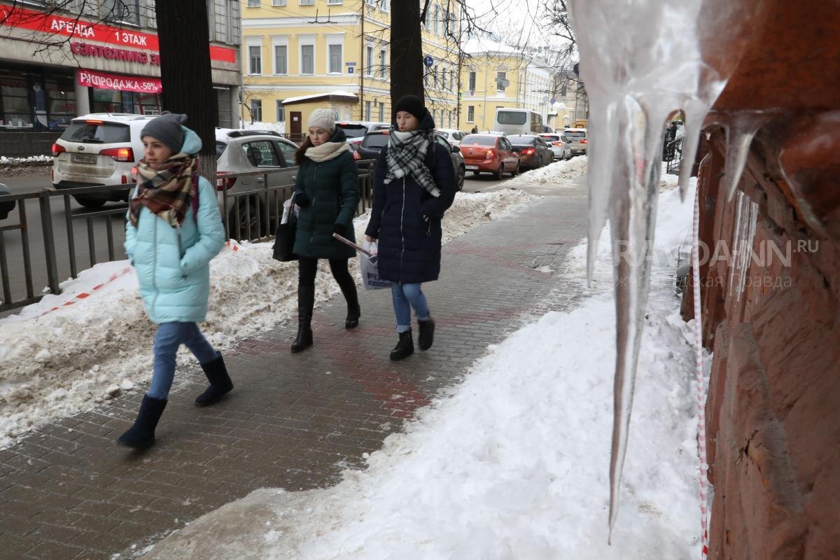    Ходить по улицам города приходится осторожно