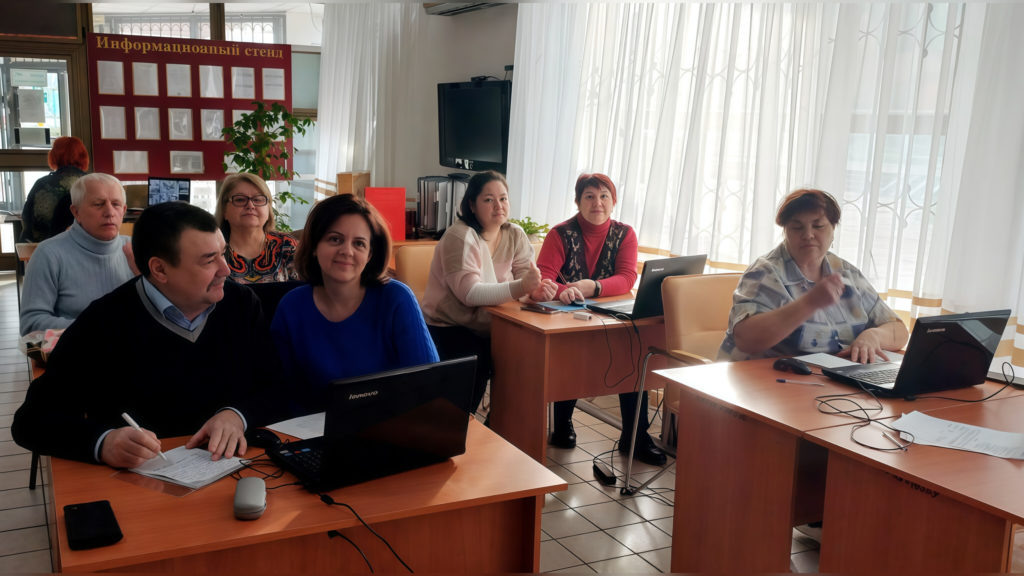    Занятия в компьютерном классе. Фото тимашевского КЦСОН. Евгения Орлова