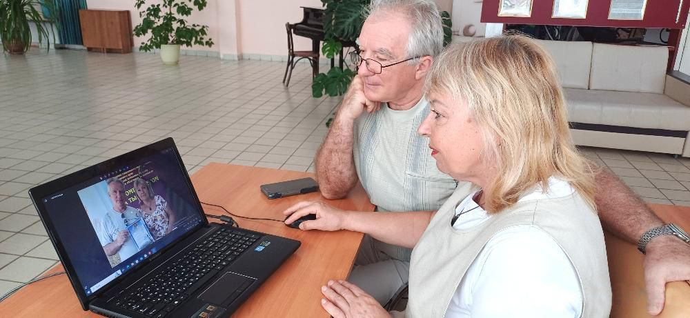    Семейная пара Геннадий и Ирина Шаповаловы благодаря обучению теперь уверенно находят необходимый сервис в Интернете. Евгения Орлова